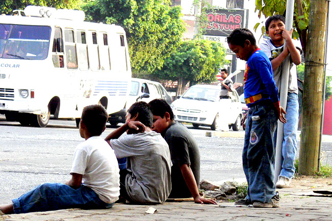 Semáforo en rojo en la ciudad