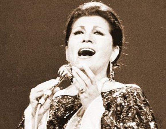 Lola Beltrán in concert – Alfredo Bryce Echenique
