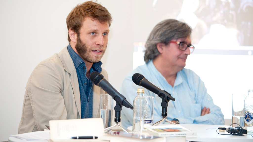 Hace de policía con distintas voces – Pedro Letai