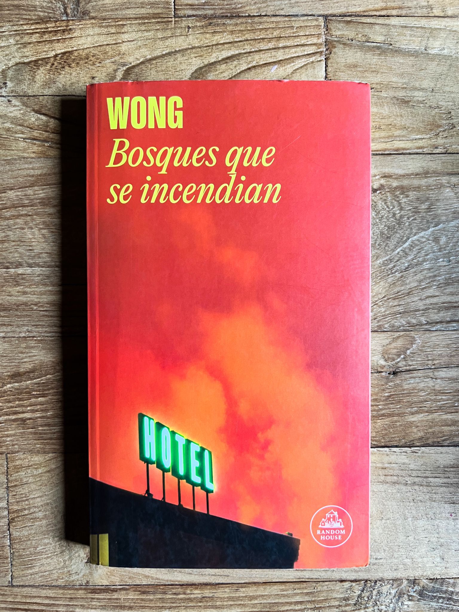 Reseñas de “Bosques que se incendian”, Wong